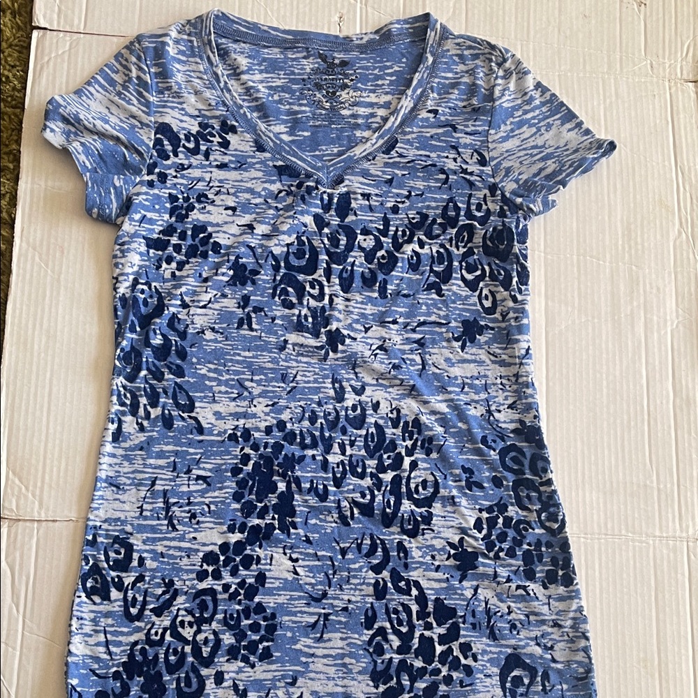 Elegant Blue Patterned V-Neck Tee